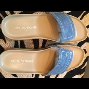 Size 6.5 blue Donald J Pliner sandals